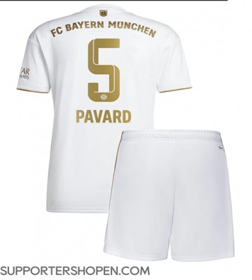 Bayern Munich Benjamin Pavard #5 Bortatröja Barn 2022-23 Kortärmad (+ korta byxor)